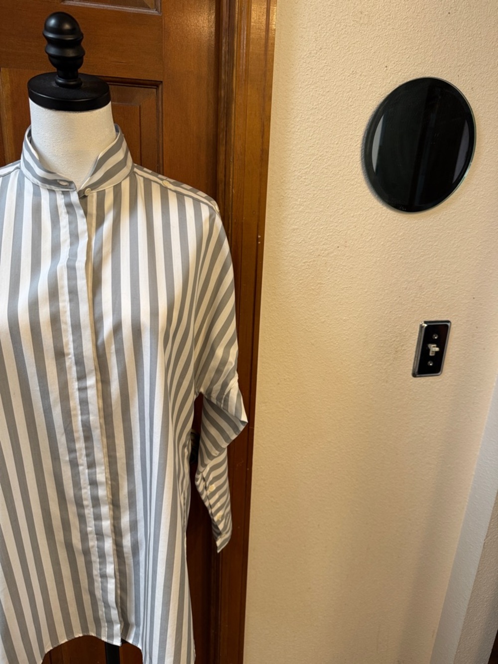 PRICE FIRM Akris Punto Gray and White Womens Mandarin Collar Shirt Size 8 - Picture 7 of 12